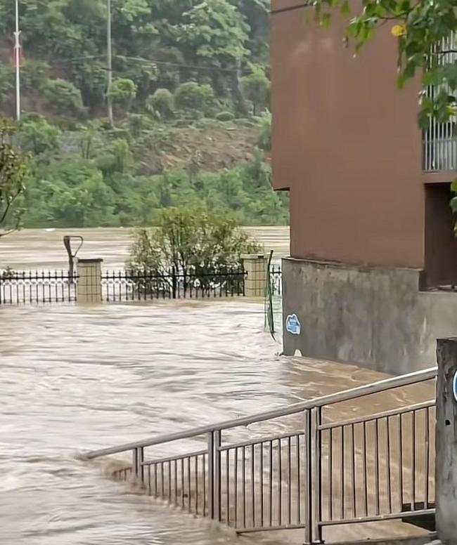 3人溺亡臨河小區(qū)車庫背后 洪水突襲車主逃生難