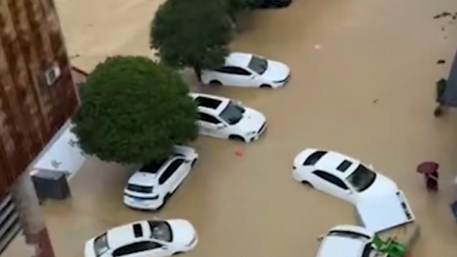 湖北咸丰大暴雨 水流湍急多车泡水
