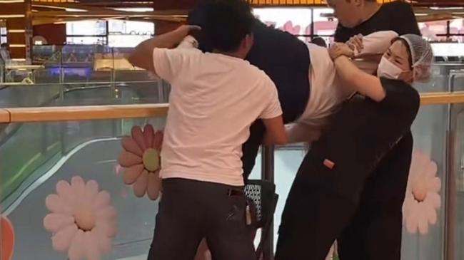 女兒燙傷臉 母親維權未果致自身流產 維權之路艱難曲折