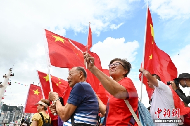 香港市民在街边插满五星红旗 共庆回归28周年