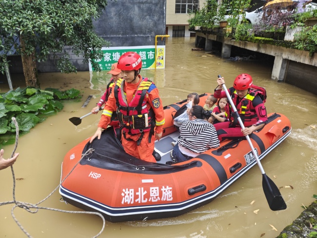 湖北咸豐縣部分街道被淹,，部分區(qū)域水深超過2.5米