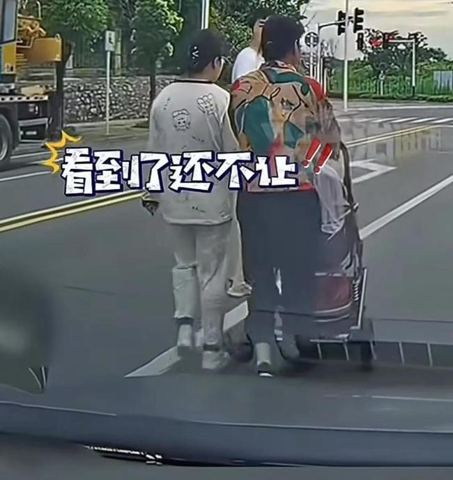 一家三口推婴儿车占主路遛弯 网友热议
