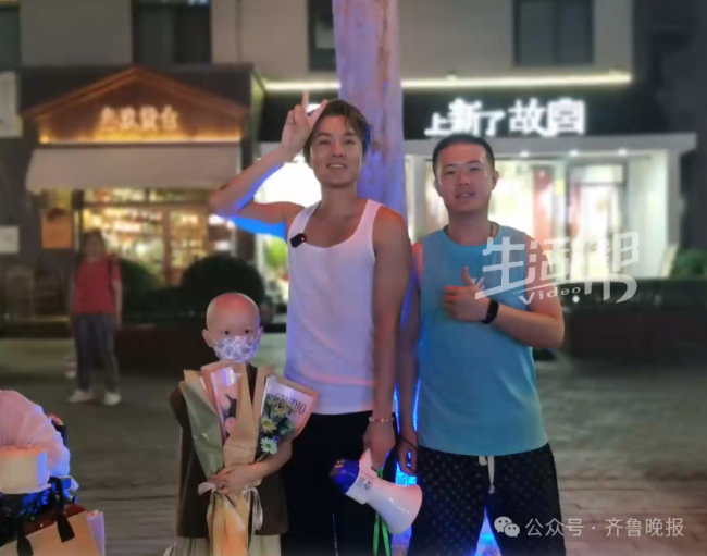 吴克群现身街头帮患癌小朋友卖花 爱心行动温暖人心