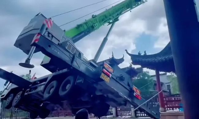 橫店影視城一吊車(chē)被大風(fēng)吹翻 無(wú)人員傷亡