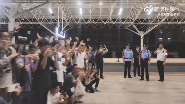 上海南站發(fā)出最后一班綠皮火車,！