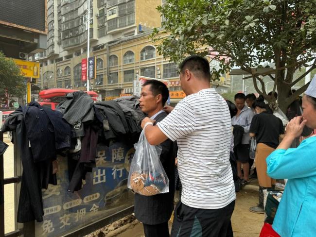 榕江泡水鞋服低价卖网友帮挽损被拒 商家自救引关注