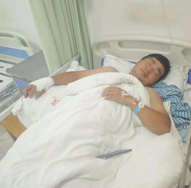 男子手掌受伤让查前列腺医生已停职 医院正调查处理