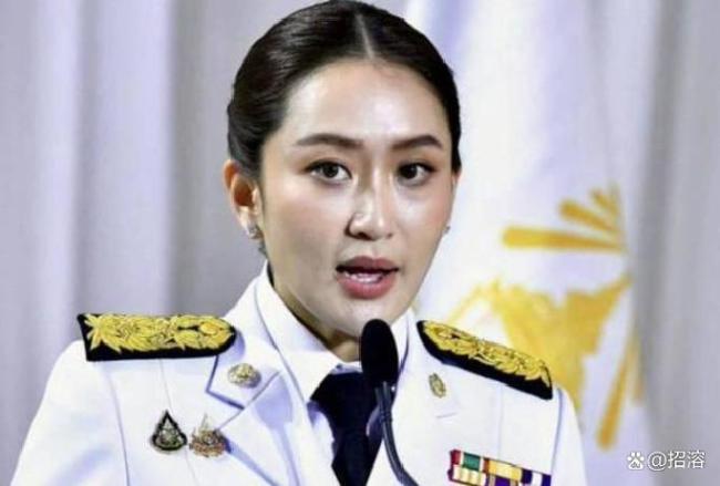 佩通坦被停職 柔性外交為何“翻車” 親情牌引發(fā)政壇風(fēng)暴