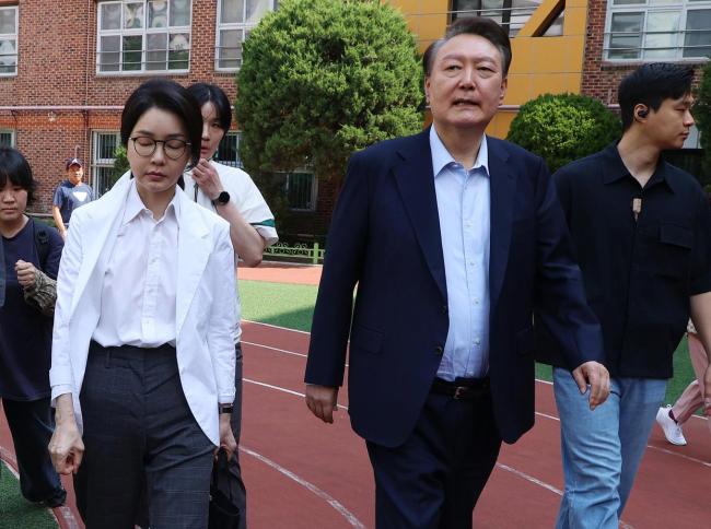 剛坐輪椅出院，就又被盯上,！“金建希案”調查本周正式啟動,，涉16項指控