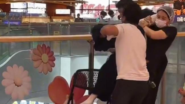 女儿烫伤脸 母亲维权未果致自身流产 维权之路艰难曲折