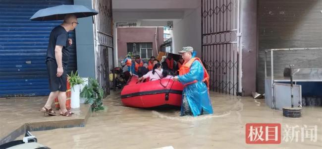 湖北咸丰县城积水已退 生活秩序恢复正常