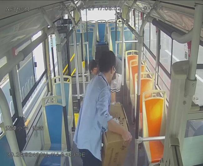小貨車一路掉貨公交司機一路撿起