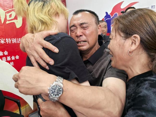 2歲男孩失蹤28年被找到 父母全國尋子終團(tuán)圓 一家人相擁痛哭
