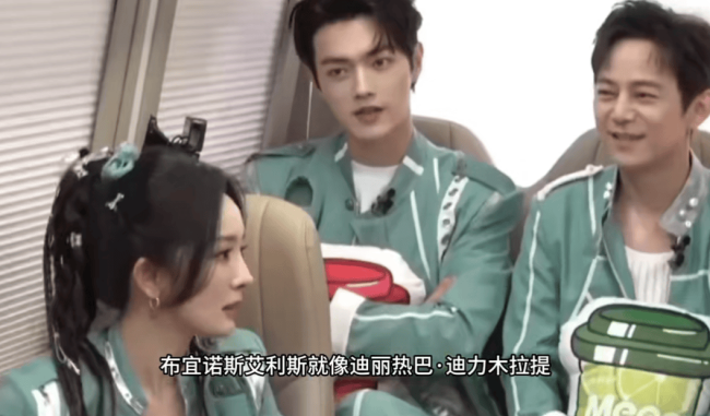杨幂很轻易想到迪丽热巴