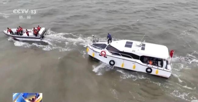 游艇故障6人被困海警救援 风浪中紧急施救