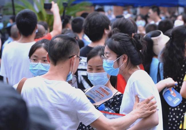 资助的小孩高考考了一百多名 复读的难题与选择