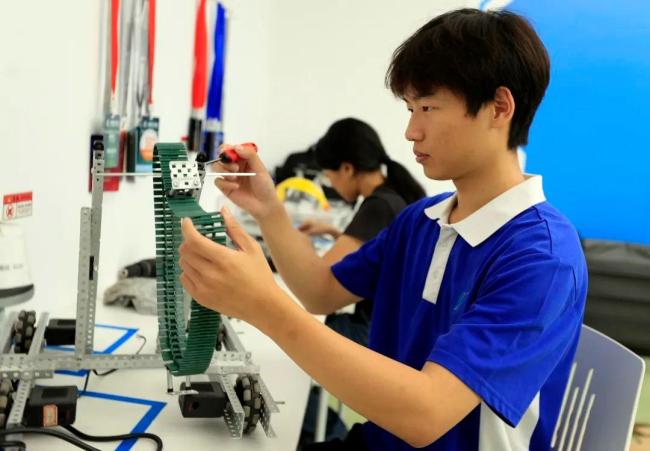 18歲高中生當(dāng)CEO 給母校捐了10萬 創(chuàng)業(yè)少年回饋社會(huì)