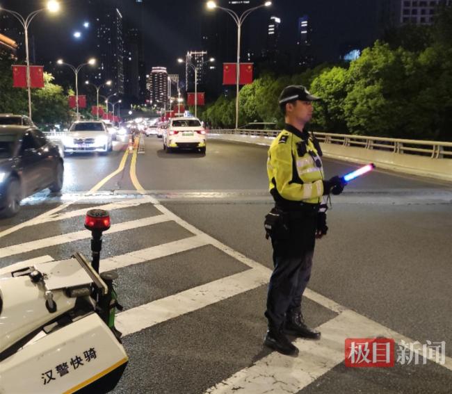 交警抱着受伤男孩狂奔至医院：有叔叔在，别怕