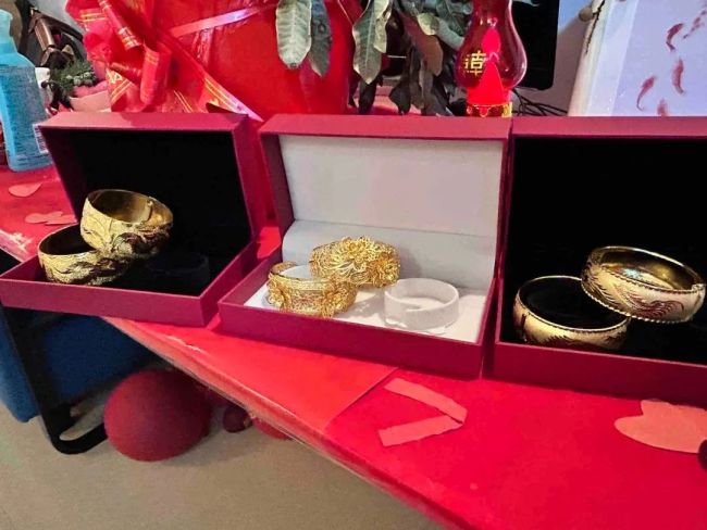 金價太高 年輕人吐槽結(jié)不起婚：有人租三金，有人買假黃金結(jié)婚