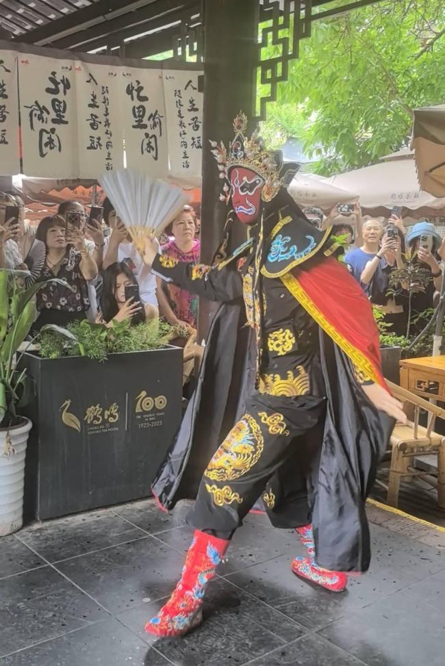 希臘網(wǎng)絡(luò)達(dá)人開啟四川之旅 沉浸式體驗(yàn)成都魅力