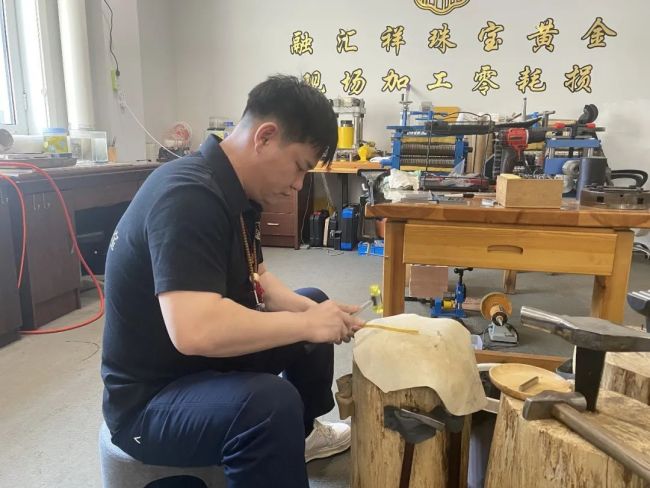 金价太高 年轻人吐槽结不起婚：有人租三金，有人买假黄金结婚