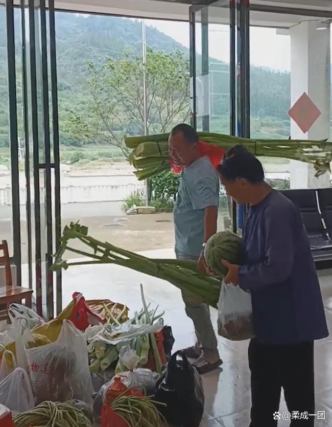 救援队员用铁锹清障 村民做饭感谢 鱼水情深暖人心