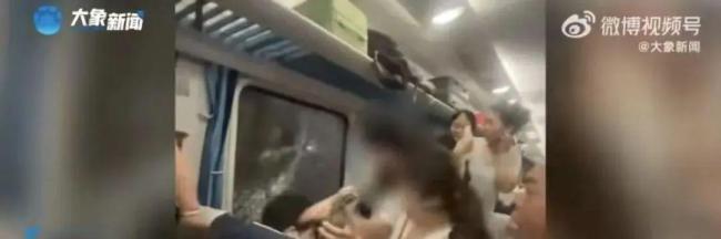 列車故障停車乘客砸窗透氣 車廂悶熱難耐引發(fā)砸窗