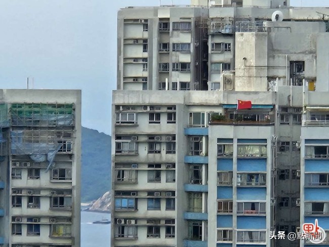 香港市民挥舞国旗欢迎山东舰抵港 国安家好