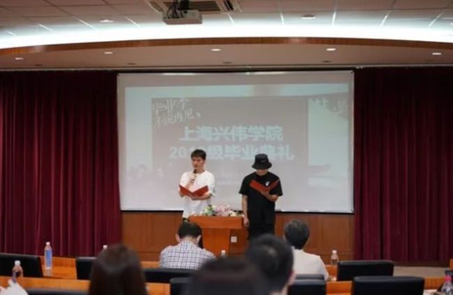 大学招生办称学费每学年15万不盈利 贵族教育引争议