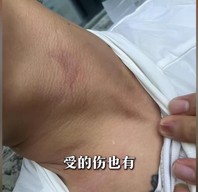 博主揭露市场用“鬼秤”遭匕首威胁 勇敢对峙黑商