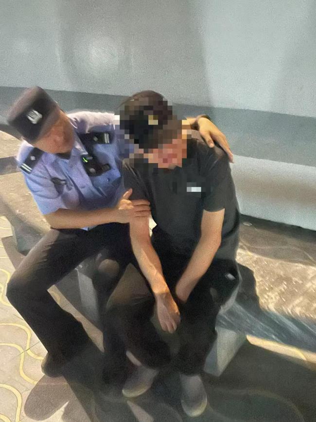凌晨男子欲跳江轻生 危急时刻民警飞身扑救