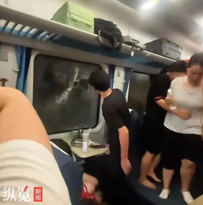 火车突发停车乘客砸窗通风无需担责 紧急避险获理解
