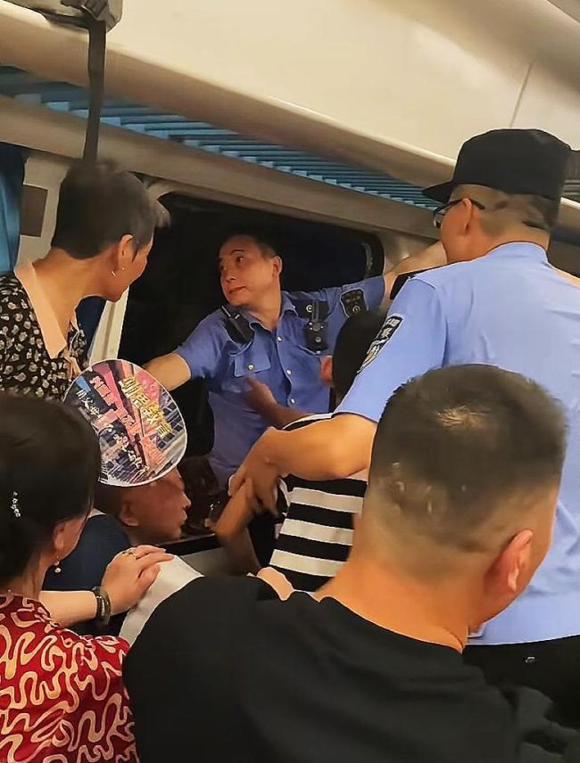 亲历者讲述K1373脱轨滞留3小时 高温缺氧下的自救与互助