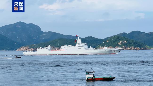 山东舰甲板深情告白 香港海陆空全方位热情欢迎