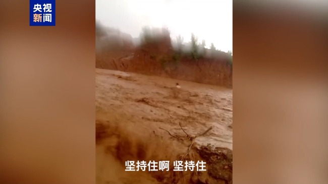 突降暴雨女子被困河中 生死瞬間民警緊急救援