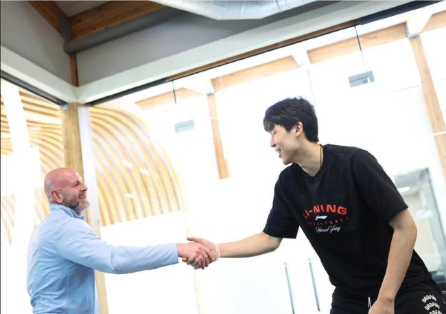 杨瀚森签开拓者镜头被曝光：签字时笑容藏不住 亿元合同开启新篇章