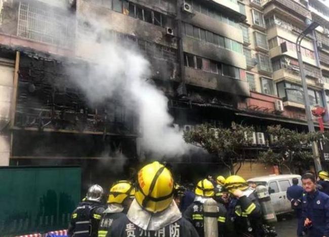 重庆一“环保油”黑窝点被查封 非法储存销售隐患大