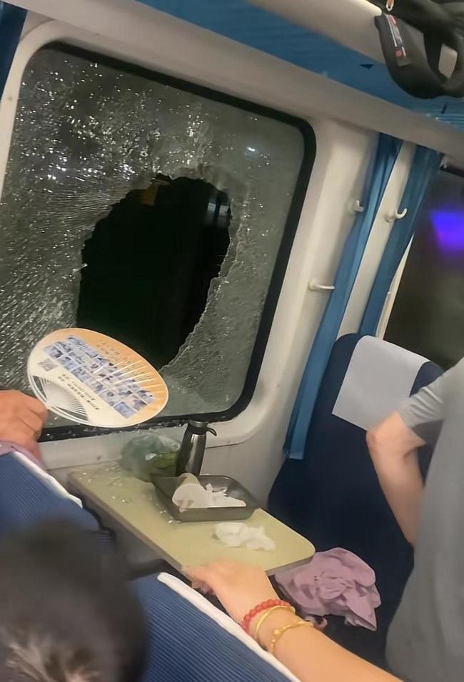 官方回应火车突发停车乘客砸窗通风 紧急情况下的无奈之举