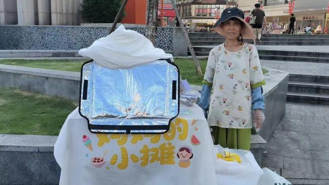 女子怕媽媽的冰淇淋攤冷清發(fā)帖搖人 網(wǎng)友暖心支持