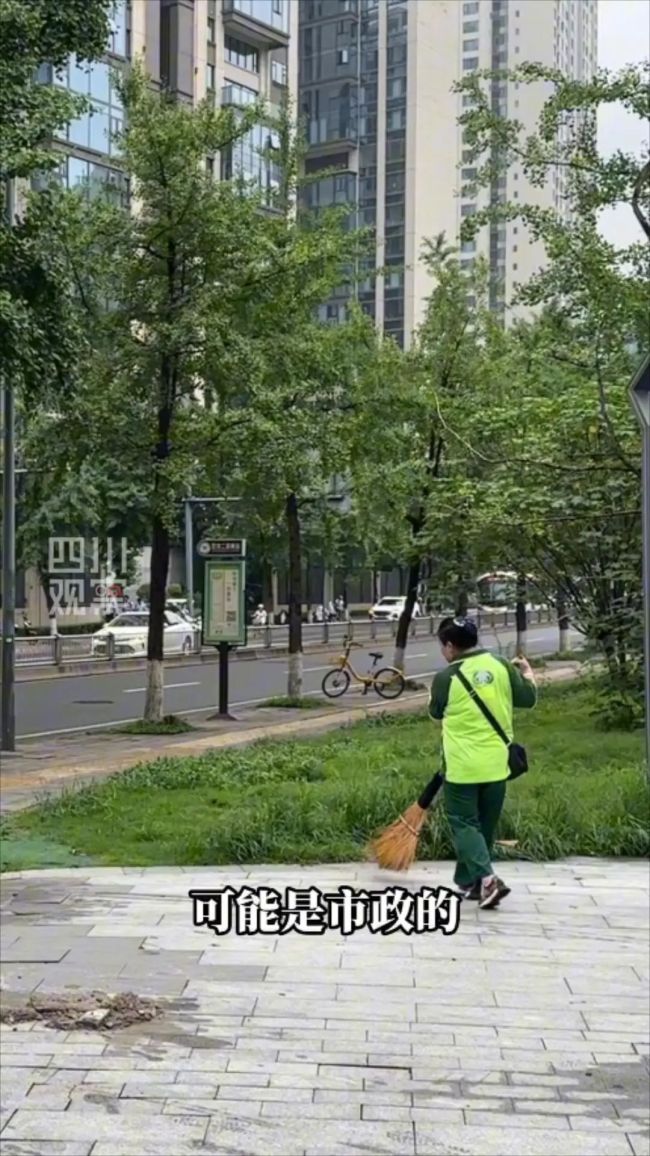 成都暴雨致高架桥积水如“海” 连夜奋战恢复通行