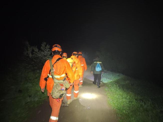 登山者因迷路被困和高溫脫水求助 北京消防搜山救人
