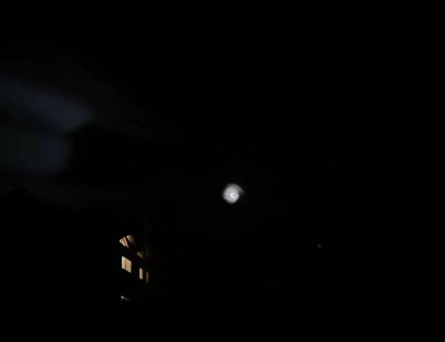 新疆一地夜空惊现不明飞行物 疑似火箭轨迹