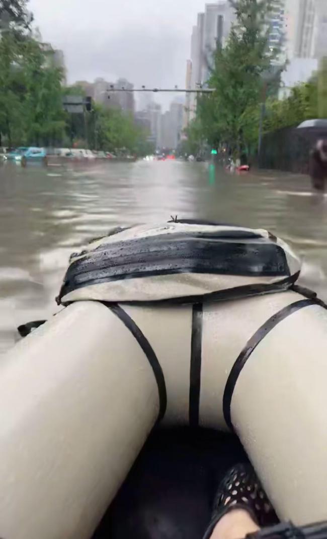 成都市民开始划船了 暴雨中的“松弛感”