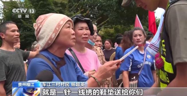 抗洪救援人员撤离 百姓自发送别