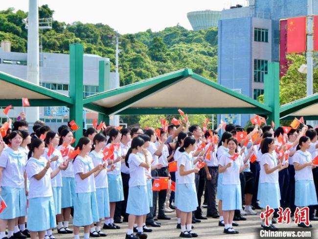 山東艦抵港市民稱身為中國人很安心 熱烈歡迎航母編隊訪港