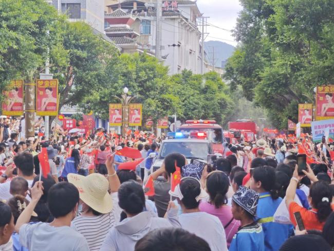 榕江村民亲手缝制鞋垫送救援队
