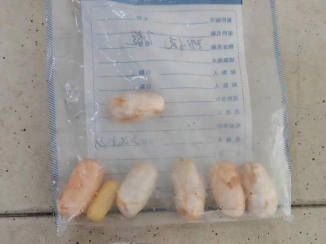 黑人男子用身體藏毒被廣州海關(guān)查獲 337.88克可卡因