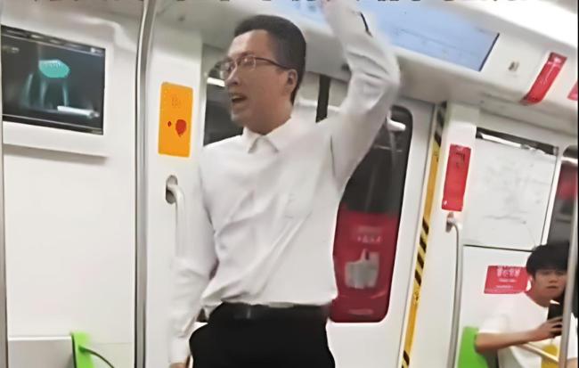 地铁上22岁小哥崩溃演讲：我被开除了，但我要把钱要回来！