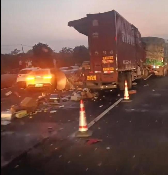 沈海高速貨車發(fā)生車禍 車廂被撕裂