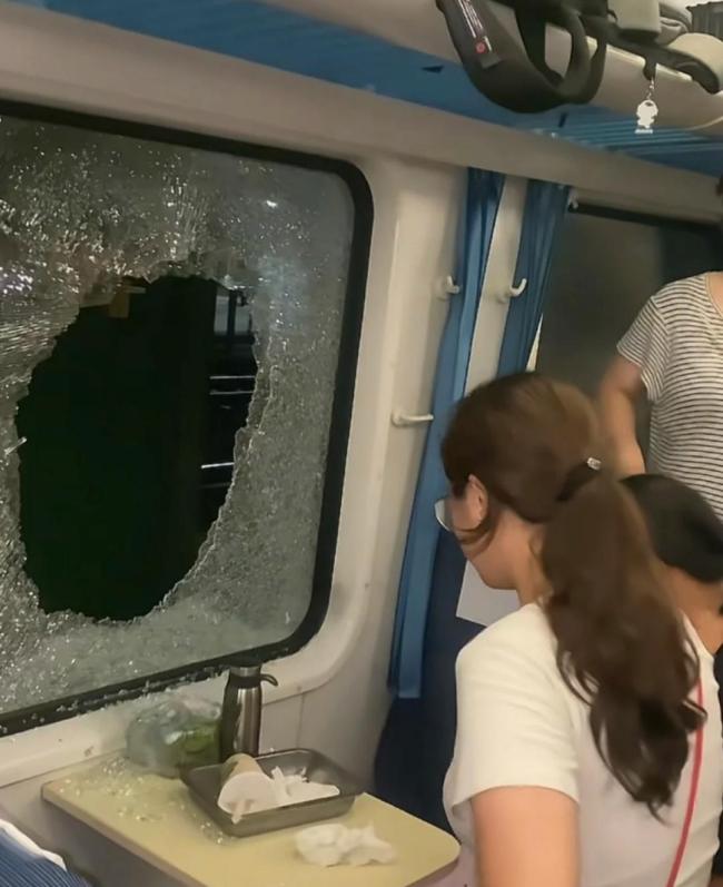 工作人员很努力 为何仍发生乘客砸窗 服务思维需加强